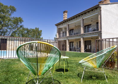 Apartamentos Rurales jardin y piscina porches