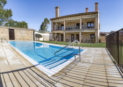 Apartamentos Rurales piscina jardin porches